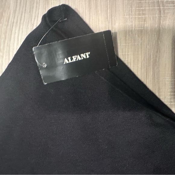 L/XL. NWT. Stylish Black Poncho with Faux Fur Trim. BL/RD10 - Picture 5 of 6